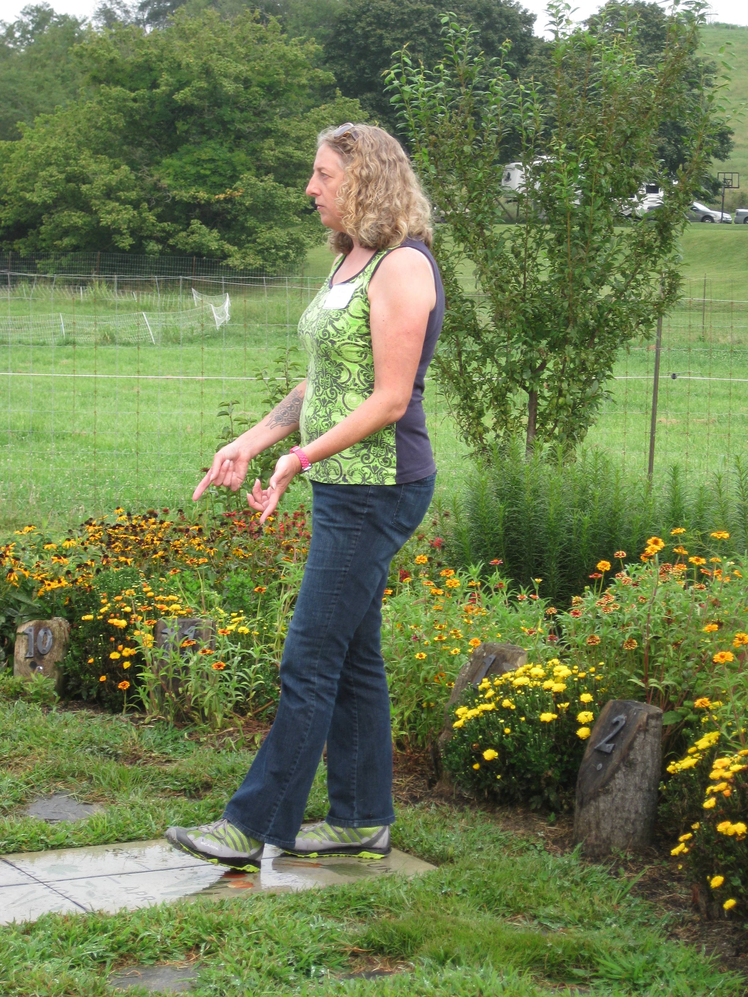 Alice Oglesby Explains her Analemmatic Sundial
